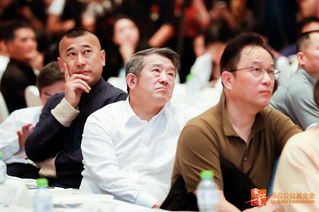 泰康保险集团股份有限公司董事长兼CEO陈东升（右二）
