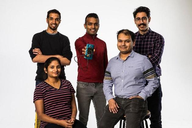 激光无线充电项目团队，左起为 Vikram Iyer、Rajalakshmi Nandakumar、Shyam Gollakota、Arka Majumdar、Elyas Bayati 。