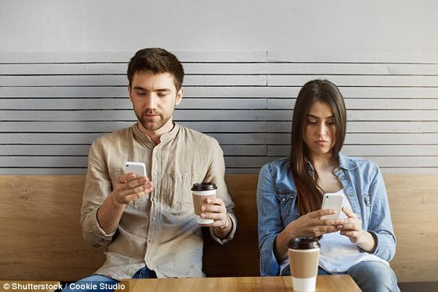 调查：手机使用成瘾 7%的人做爱时都要查看手机