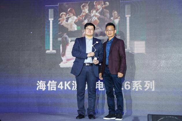 海信激光电视首席科学家 刘显荣（左一）与新浪网营销中心总经理 王学猛（右一）