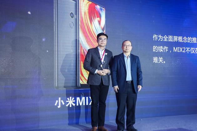 中国信息通信研究院泰尔终端实验室副主任魏然(右)为小米设计总监蔡杨洋(左)颁奖