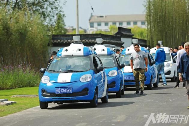 2016年11月16日,浙江乌镇,百度无人车在镇区道路上测试行驶