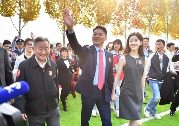 刘强东寻祖背后乱象:有人翻遍族谱有人进警局查线索 ▲2017年10月28日,刘强东偕妻子章泽天回到家乡江苏宿迁,出席其高中母校宿迁中学的90周年校庆。图@视觉中国