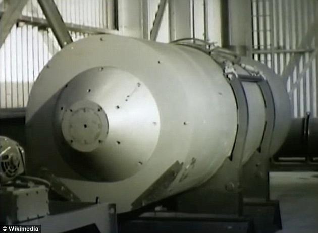 “喝彩城堡”也是美国开展的首次氢弹实验。氢弹是一种极为强大的核武器，利用原子弹引发氢同位素的核聚变，继而迅速释放大量能量，造成大规模杀伤。