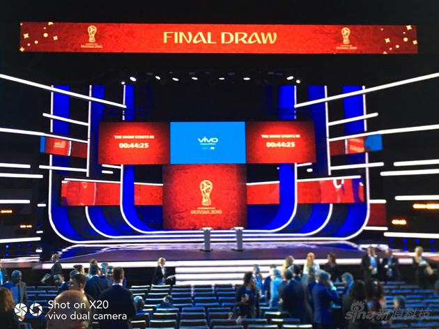 2018 FIFA俄罗斯世界杯官方手机亮相帮帮创意