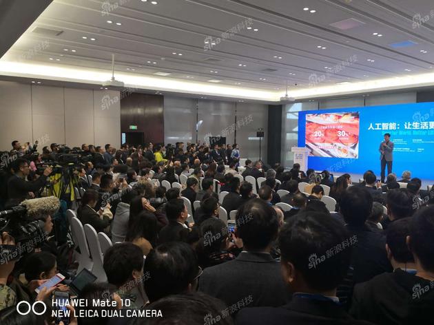 李彦宏在台上发表演讲