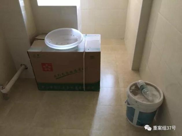 ▲12月5日,通州区永顺镇新建村二期小区15栋23层某室,厨房还放着装修剩下的漆等。这个房子的三个房间已经有租户入住了。这层的房子都被某房产中介公司租下,用于对外出租。 新京报记者 大路 摄