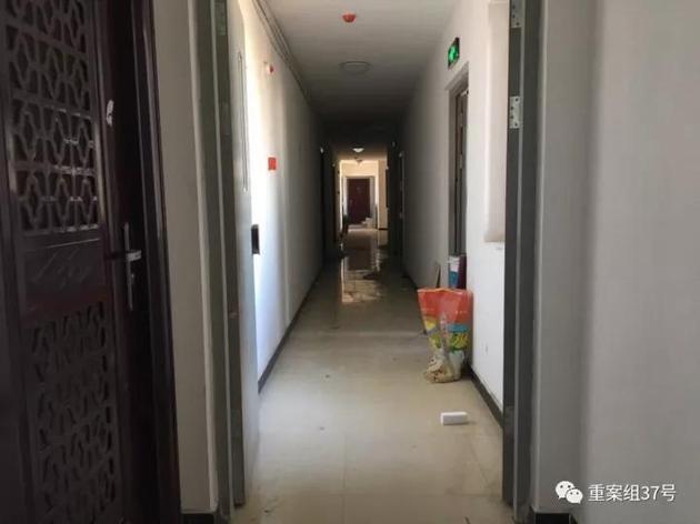 ▲12月5日,通州区永顺镇新建村二期小区15栋23层。楼道里堆积的装修垃圾。这层的房子都被某房产中介公司租下,用于对外出租。 新京报记者 大路 摄