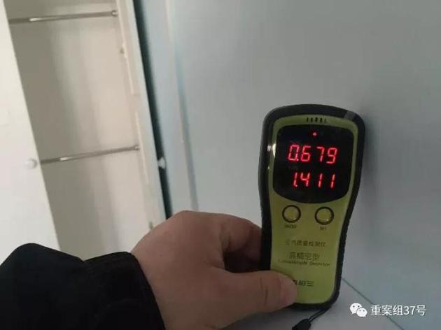 ▲11月18日,方古园某室,女中介带领记者在看房,当记者手里的空气质量检测仪靠近一卧室墙壁时,检测仪显示的甲醛指数是0.679,超过0.1~0.3是超标,超过0.3即为严重超标。 新京报记者 大路 摄