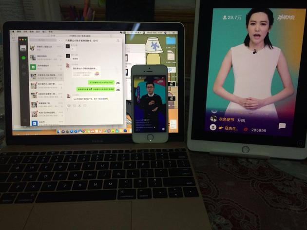 手机里的是百万英雄,平板里的是冲顶大会,对比一下界面你就知道有多相似