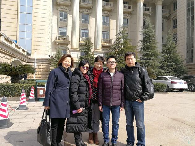代小权(右二)终审当庭无罪释放,与代理律师们在九江中院前合影留念,主代理律师谢民(左二)(独家授权钛媒体发布)