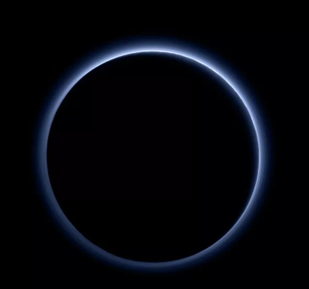 这是哪个星球？这是冥王星，从背光方向观察，可以看到一层薄薄的大气层。来源：NASA