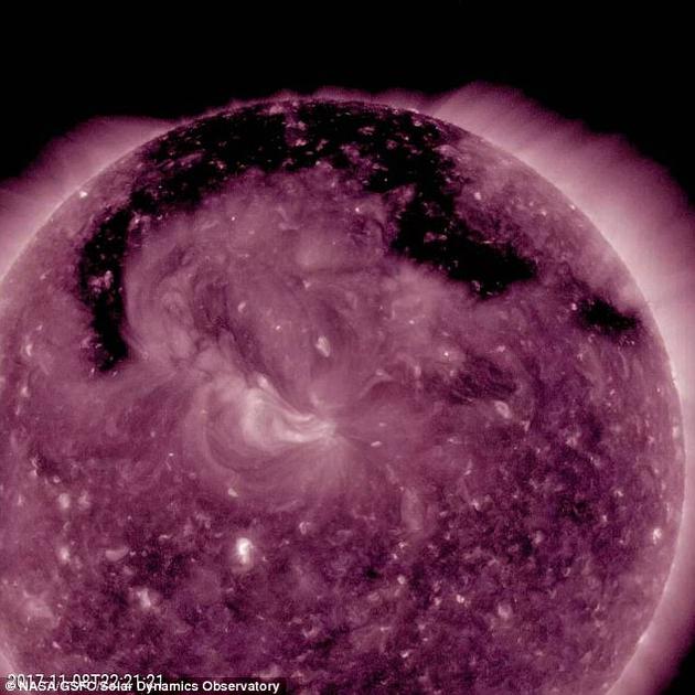 NASA太阳动力天文台近日发现太阳外层大气有一个巨大的空洞，宛如一片深色的阴影。这个日冕洞也许与本月初出现的震撼极光有关。