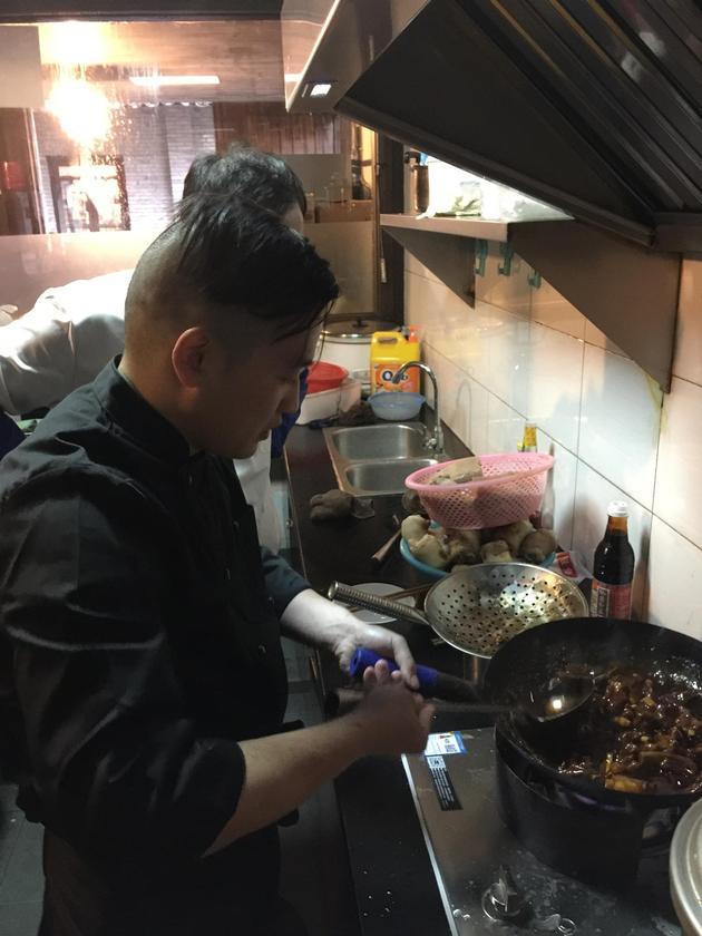 厨师们正在做菜