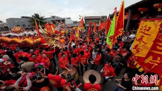 2月24日，海南儋州中和鎮上演鬧元宵活動，展現特色民俗文化。陳英清 攝