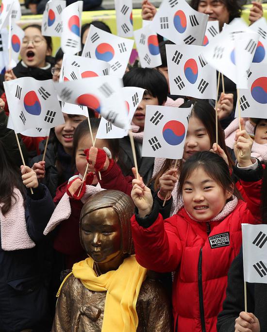  22日，首尔大批儿童聚集在日本大使馆旧址前，谴责日本举办“竹岛日”