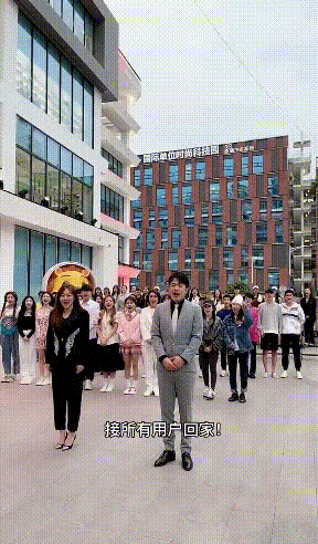 辛巴复出下跪接用户回家