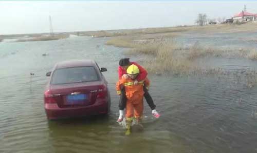 4名女子把车开到水里 天津消防员解救_新浪天