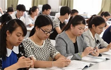 调查发现73.8%的大学生习惯上课玩手机