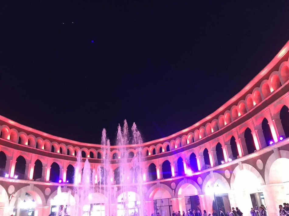 弗洛伦萨小镇的灯光音乐喷泉