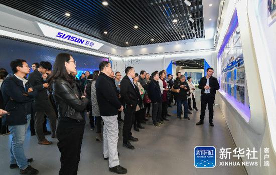 部分代表参加“企业服务大篷车”与多部门联合举办的游学活动(2019年11月8日摄)。
