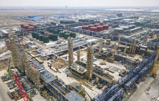 ↑这是2月9日拍摄的天津南港乙烯项目建设施工现场（无人机照片）。