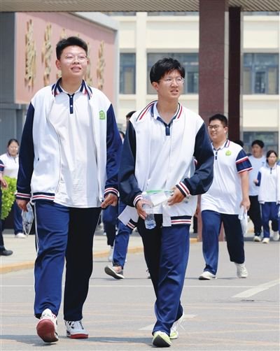 考生走出宁河区芦台一中考点。 记者 孙立伟 通讯员 王志臣 摄