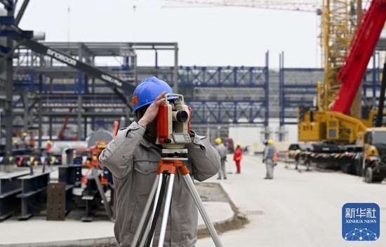 ↑2月9日，建设者在天津南港乙烯项目建设施工现场进行测量。