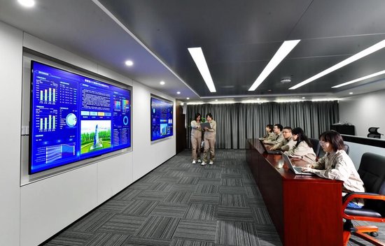 2023年6月25日，国网天津电力工作人员在天津电力双碳中心开展碳效能效监测。新华社发