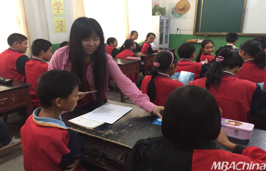 南开大学商学院MBA中心樊蕊老师给孩子们分发精美的明信片
