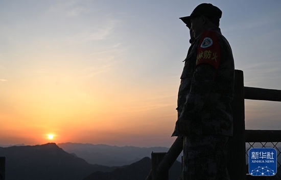 6月1日,朱金保在八仙山聚仙峰峰顶远眺。