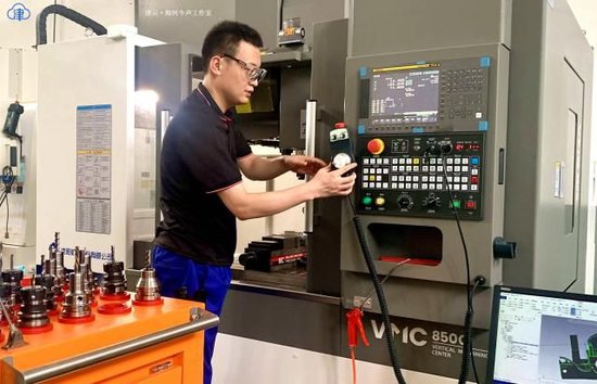 王文陶操作数控铣机床紧张备赛