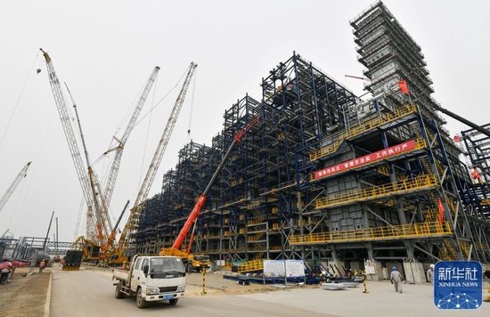 ↑这是2月9日拍摄的天津南港乙烯项目乙烯装置裂解炉建设施工现场。