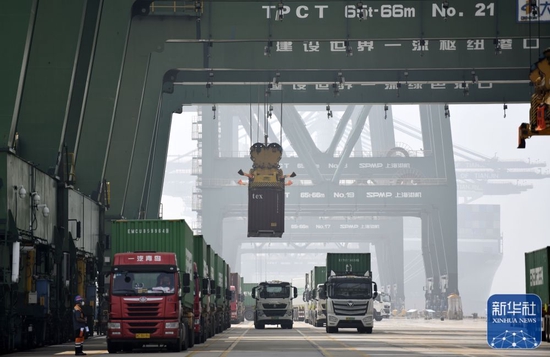 ↑7月14日，卡车在天津港太平洋国际集装箱码头装运集装箱。新华社记者 赵子硕 摄