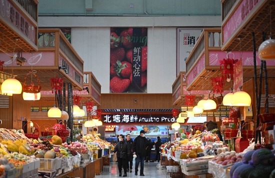 居民在中新天津生态城第三社区中心菜市场内选购食材。新华社记者 赵子硕 摄