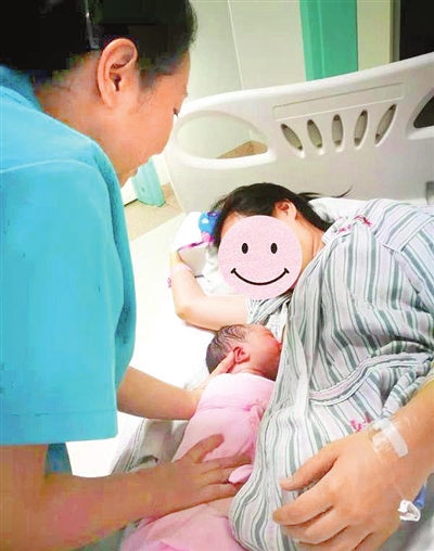 专家表示,母乳是婴儿最理想、最安全的天然食物,母乳喂养能预防绝大部分类型的营养不良,母乳喂养是母婴健康的基础。 图为天津医院助产士帮助刚分娩产妇早开奶、早接触。