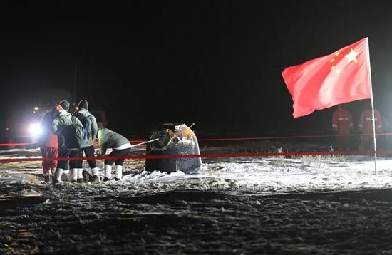 12月17日凌晨，嫦娥五号返回器携带月球样品，采用半弹道跳跃方式再入返回，在内蒙古四子王旗预定区域安全着陆。新华社记者 连振 摄
