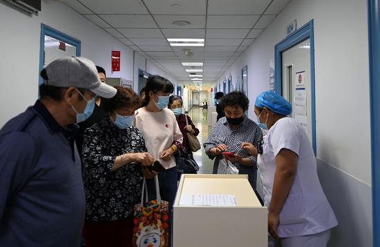 在天津医科大学总医院,到夜间门诊就医的患者在导诊台咨询(6月2日摄)。