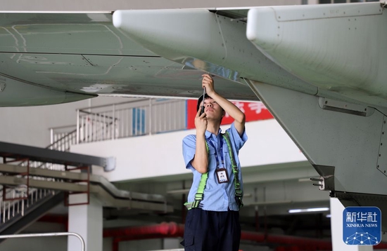 天津海特飞机工程有限公司工作人员在机库内进行维修作业（5月18日摄）。新华社记者赵子硕摄