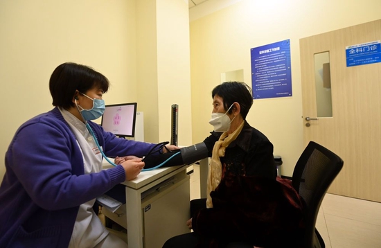 在中新天津生态城第三社区卫生服务中心，医生在为患者测量血压。新华社记者 赵子硕 摄