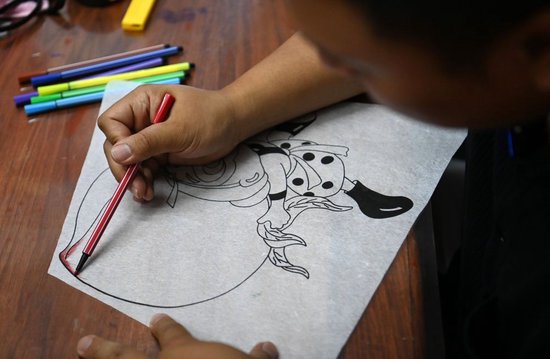 在天津市鼓楼附近的工作室里，魏博文在创作一幅风筝画稿（6月8日摄）。