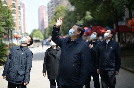 这是习近平在东湖新城社区考察时,向在家隔离居住的居民挥手致意、表示慰问。新华社记者谢环驰摄