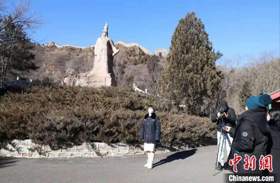 黄崖关长城讲解员讲述戚继光故事。　王在御 摄