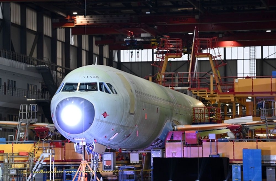 2022年11月9日,在空客天津总装线,其首架空客A321飞机上线开始总装。新华社记者赵子硕摄