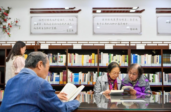 ↑ 4月21日，在天津市河西区天塔街西岸书斋，读者在阅读书籍。