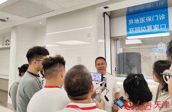 来自河北省的荆先生向记者讲述从河北来津就医的新变化、新体验。人民网 郭维瑾摄