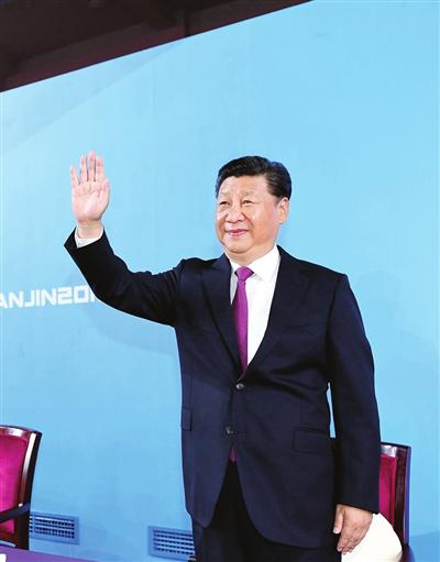 2017年8月27日晚,中共中央总书记、国家主席、中央军委主席习近平在天津出席中华人民共和国第十三届运动会开幕式并宣布运动会开幕。新华社发