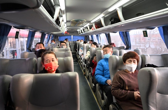 ↑1月16日，在天津市北辰区宜兴埠镇，返乡工人在包车上等待发车。