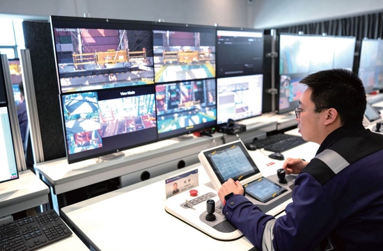 2月21日，天津港全物联网集装箱码头智控中心，工作人员远程操控码头机械设备（张铖/摄）