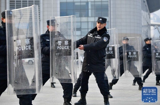 在天津站后广场，李欢在指导支队辅警队伍警用盾牌使用